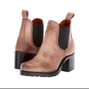 FRYE Women's Sabrina Chelsea Boot - Stone (7)